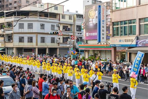 '图6～7：祥和优美的法轮功炼功队伍，经过主席台时，很多贵宾挥手致意，有不少民众用手机、相机拍照。也有民众询问到哪里可以学炼。'