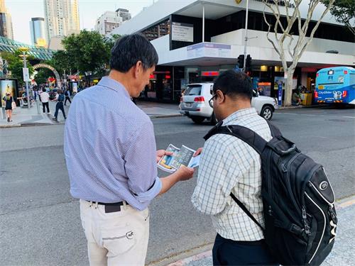 '图1～3：法轮功学员在澳洲昆士兰布里斯班市中心的乔治国王广场（King George Square）举行法轮功信息日活动。'