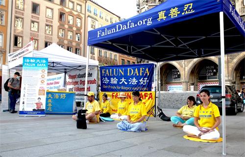 '图2：二零二零年九月十日，慕尼黑法轮功学员在市中心玛琳广场（Marien Platz）举办活动。'