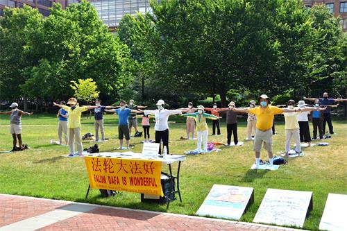 '图1：二零二零年六月二十七日，美国大费城地区法轮功学员，在中共病毒（武汉肺炎）疫情爆发后再度在美国国家独立历史公园的费城自由钟广场集体炼功。'