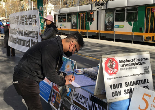 '图8：二零二零年六月二十日，IT专家弗朗西斯（Francis）在州立图书馆真相点签名，呼吁制止迫害。'