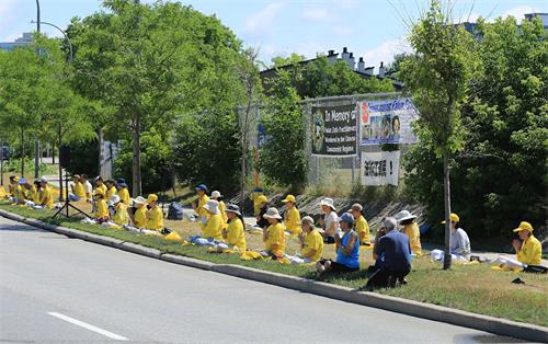 '图1：二零二零年七月十七日，加拿大渥太华部份法轮功学员汇聚到中使馆前，纪念全球法轮功学员反迫害二十一周年，要求中共立即停止迫害。'