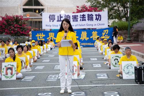 '图7：美国马里兰州一所公立小学的教师王玺在集会上讲述了自己在幼年就经历迫害。'