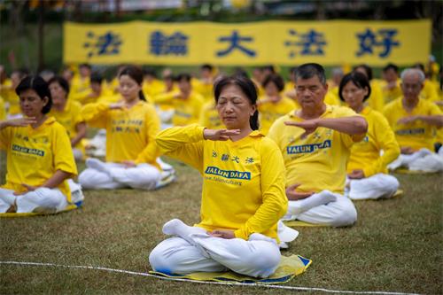 '图1～6：二零二零年七月十九日，法轮功学员于桃园市风禾公园草坪上集体炼功，展示祥和的功法。'