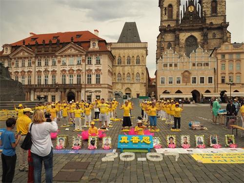 '图1～4：七月十九日，法轮功学员在布拉格市中心老城广场（Staroměstské　náměstí）进行洪法活动'