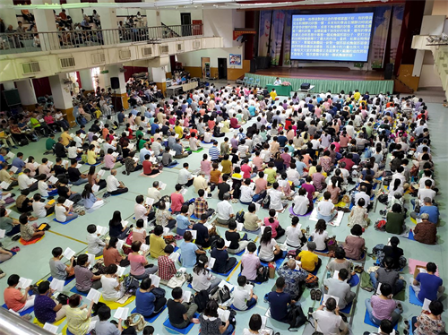 '图：二零二零年八月九日，近千名法轮功学员相聚于台中，参加“全台对大陆讲真相的学法交流会”。图为与会者集体学法。'