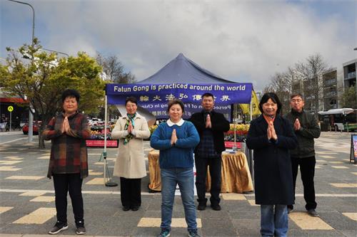 '图2：李慧女士（后排左一）和堪培拉市中心真相点学员恭祝师尊中秋快乐！'