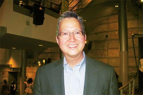 '图12：二零二一年十一月六日下午，医疗保健集团的高级副总裁、前犹他州众议员迪安· 三培（Dean Sanpei）先生携妻子观赏了在丹佛布尔剧院的第三场演出。'