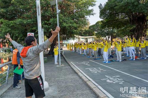 '图11：工程师殷先生因腿伤请休假，顺道来莲池潭看风景，在此巧遇法轮功弘法。他模仿着跟大家炼了一会儿'