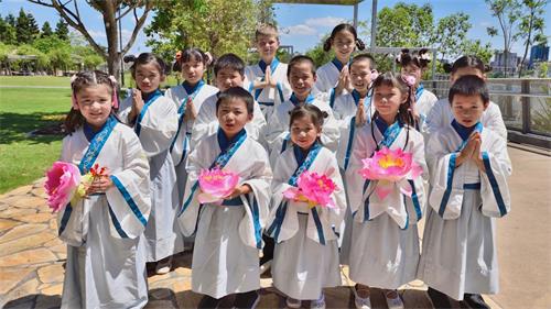 '图2：小弟子手捧莲花，恭祝师父新年快乐！'