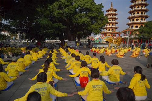 '图1～2：二零二一年一月三十一日周日下午，高雄部份法轮功学员于著名旅游景点“莲池潭龙虎塔”边广场炼功弘法，并于中国新年前夕恭祝师尊新年好。'