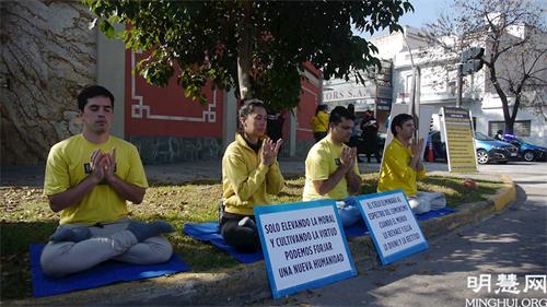 '图2～4：二零二一年五月十四日，部份阿根廷学员在中共驻阿根廷中使馆前传播法轮功真相。'