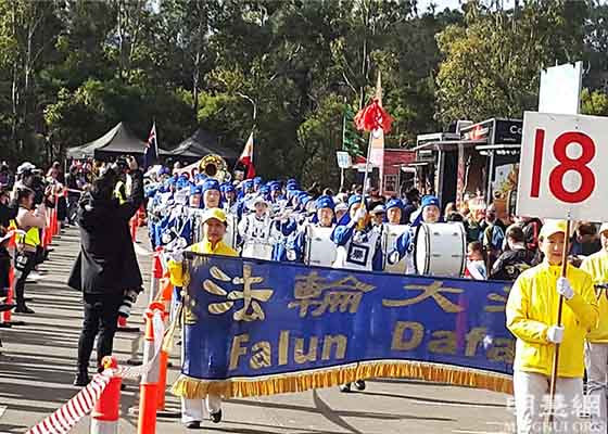 悉尼文化节游行　观众赞法轮功方阵棒