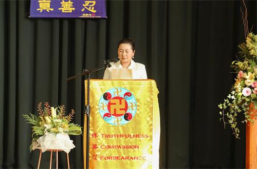 '图2～4：法轮功学员们交流自己的修炼体会。'