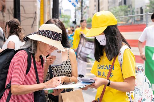 图14：有不少民众表示要为制止迫害而尽一份力，纷纷在要求停止迫害的征签信上签字。