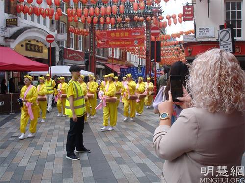 '图1～6：二零二一年八月二十八日，英国法轮功学员在伦敦市中心举办游行，传播法轮功的真相，呼吁停止迫害。'