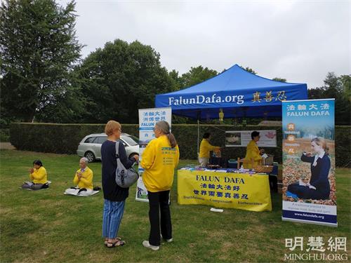 '图1～3：英国法轮功学员在科尔切斯特（Colchester）的生态节（Eco Festival）上举办洪法和讲真相活动'