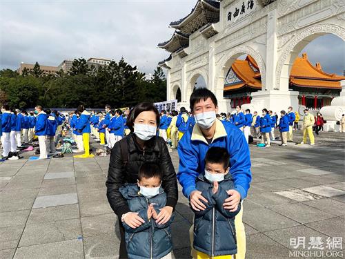 图8：忆缘和韵如与二个儿子向师尊拜早年，恭祝师尊新年好！