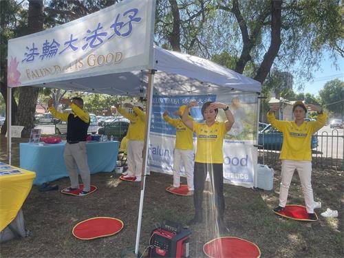 图4：二零二二年三月二十六日，北墨尔本区（North Melbourne）“和睦日”活动中，学员们向当地来自不同国家的移民展示法轮大法的五套功法。