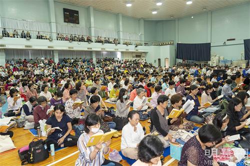 图1：来自南台湾七县市法轮大法部分学员于三月二十六、二十七日，在中华电信学院高雄所，举办两天一夜学法交流，第二天下午大组学法交流。