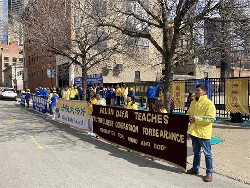 图1～2：二零二二年四月十六日，大芝加哥地区的部分法轮功学员在中领馆前集会，纪念法轮功学员“四·二五”和平上访二十三周年。