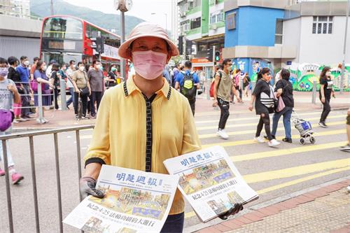 图6：潘女士每天坚持不懈派发资料，希望人们知道让人们知道法轮功被迫害的事实真相。”