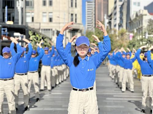 '图2～3：法轮功学员集体炼功'