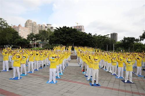 图1～2：中区部分法轮功学员午后聚集文心公园广场以法轮功五套功法、向过往市民与游客展现大法美好。