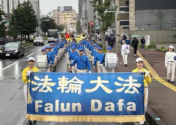 日本福冈法轮功反迫害游行　民众支持