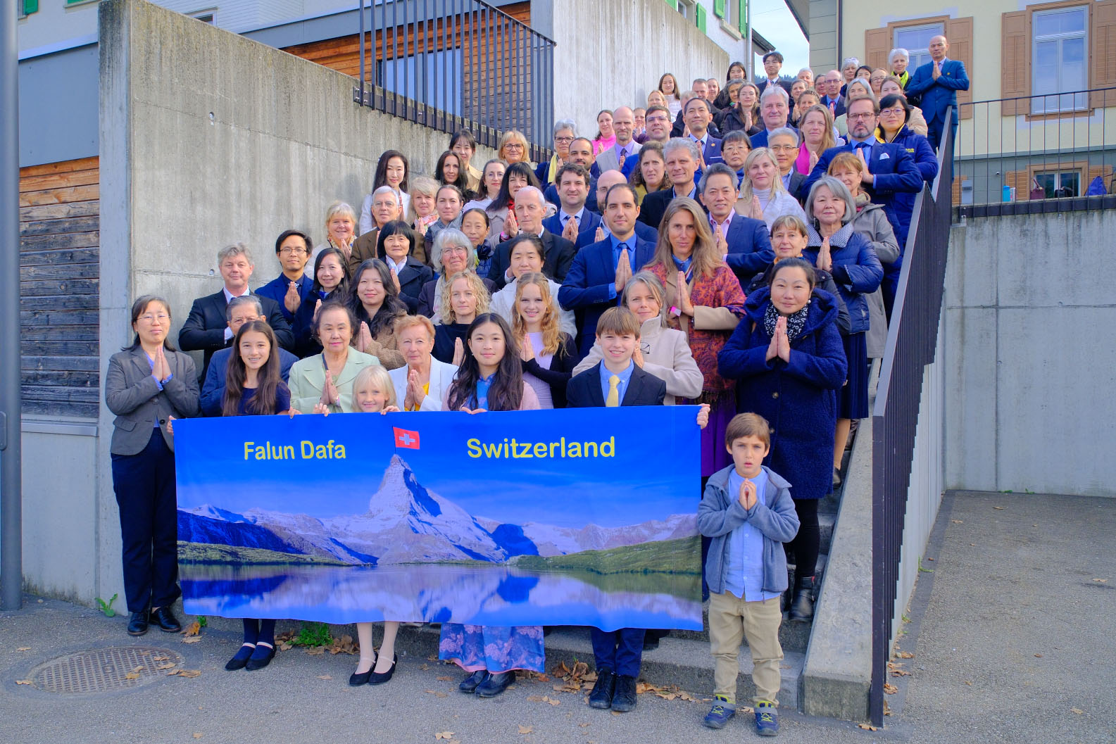 图6:参加法会的学员感恩师父,部份参加法会的学员合影