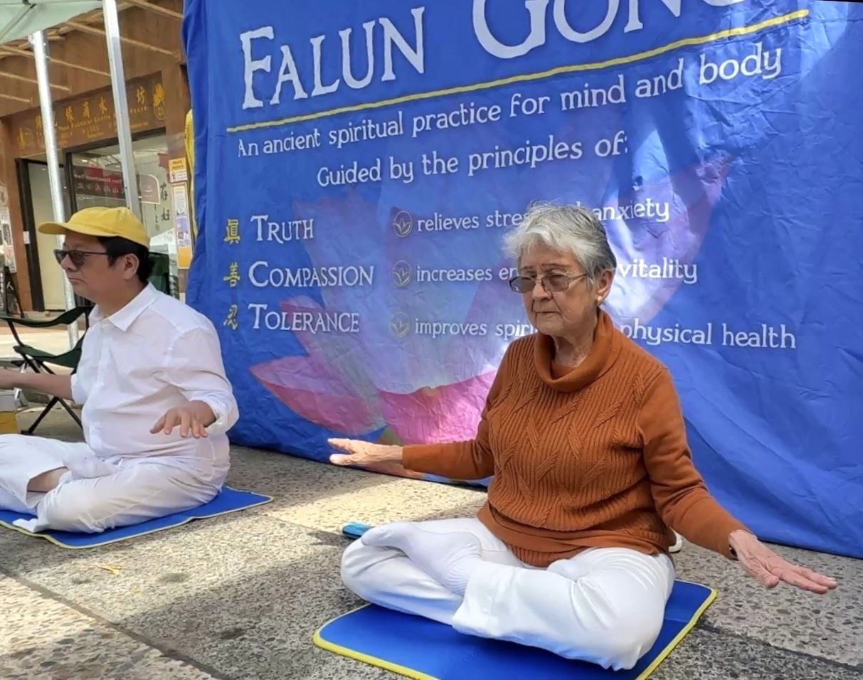 '图3~5:九月六日,悉尼查茨伍德法轮功咨询展位前,法轮功学员在演示法轮功第五套功'