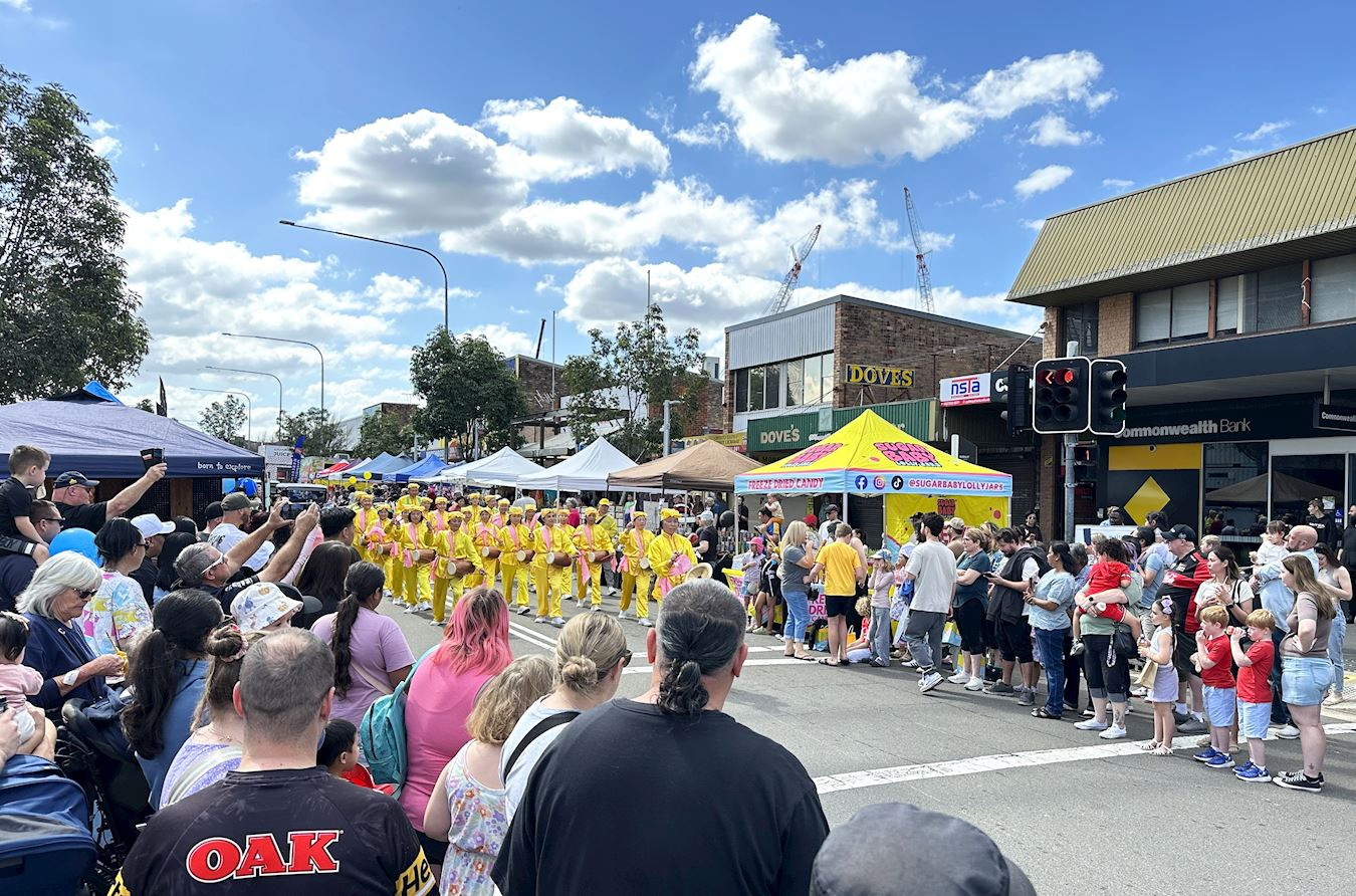 '图8~9:九月六日,法轮功学员参加了圣玛莉亚(St Marys)举行的该地区第50场迎春庆典游行。'