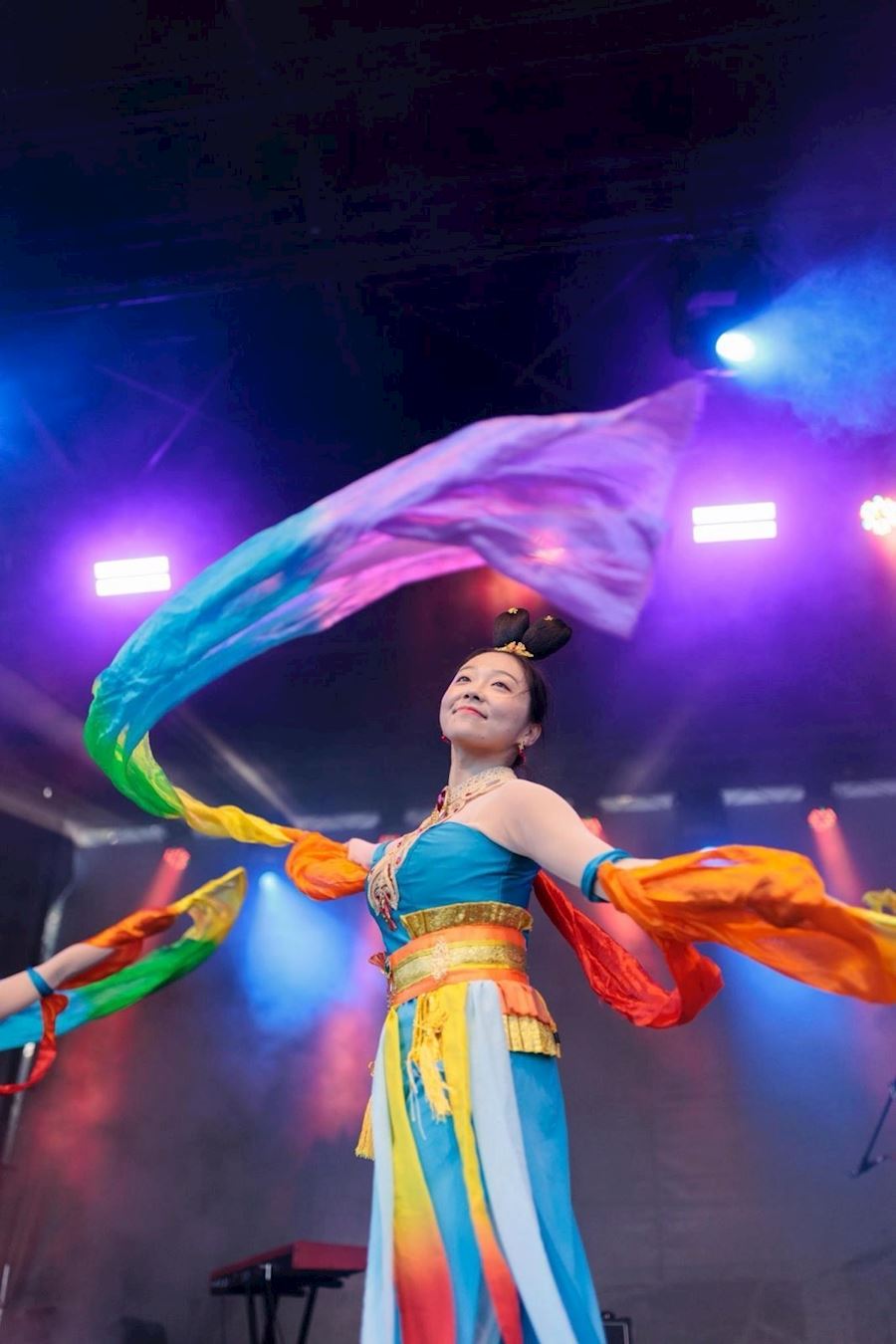 '图16~17:法轮功学员在舞台上表演优雅的中华民族的传统舞蹈。'