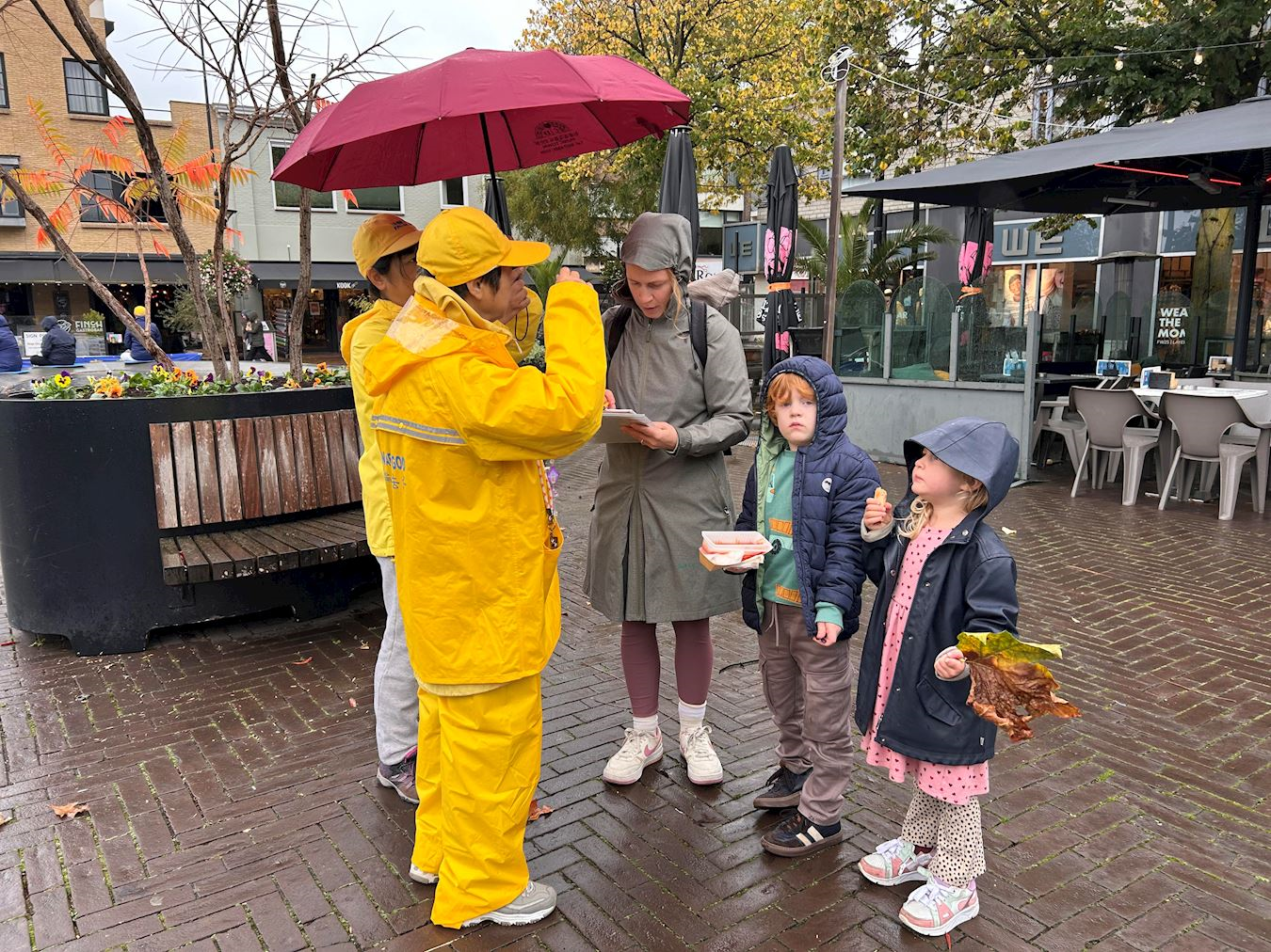 '图7~9:明白真相的人们签名支持法轮功学员'