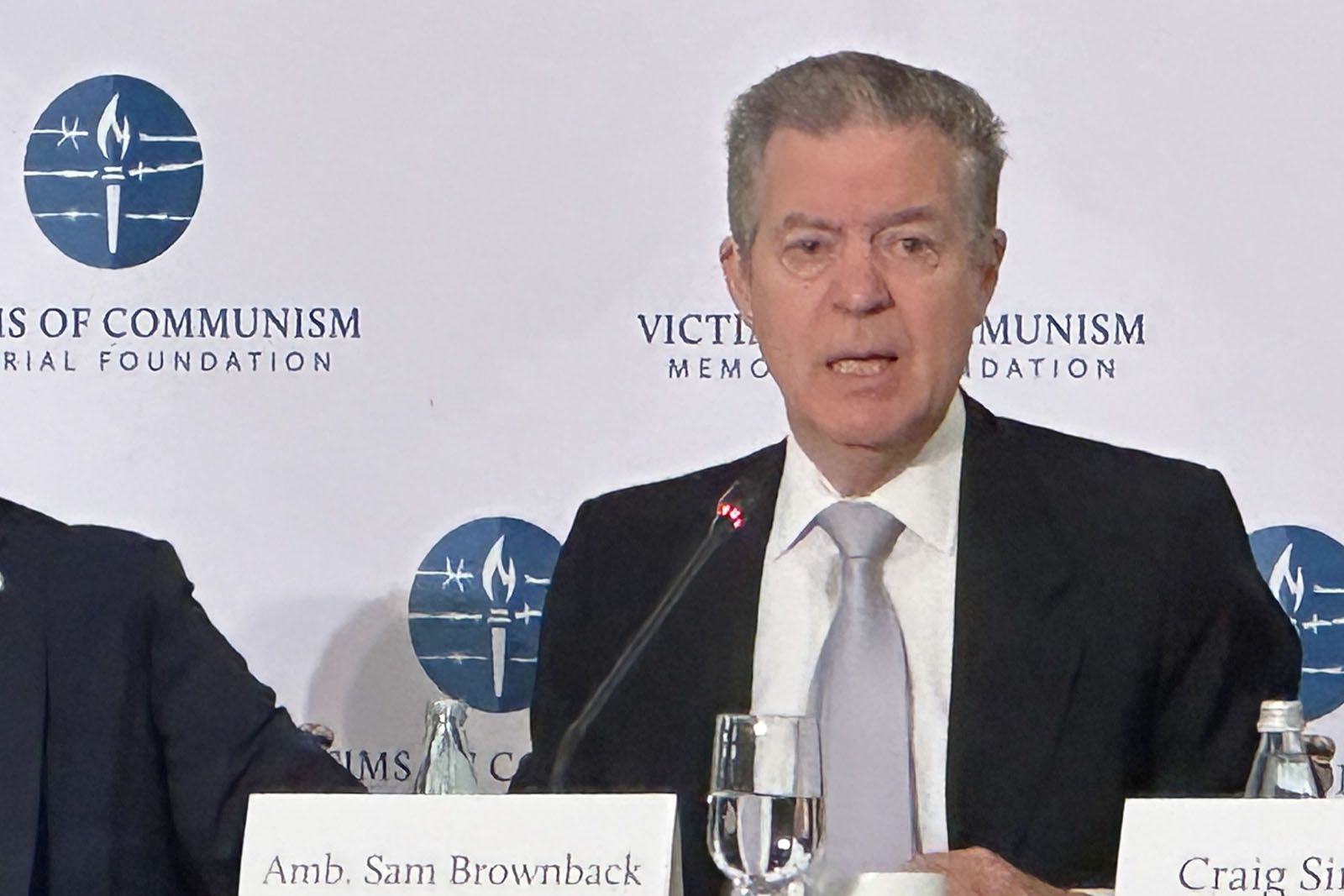 图2:前美国国际宗教自由事务无任所大使、堪萨斯州联邦参议员、堪萨斯州州长萨姆<b>·</b>布朗巴克在论坛会上演讲。