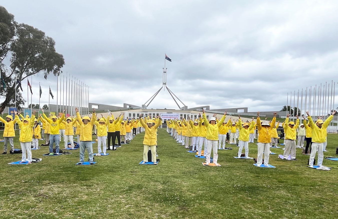 '图1~2:二零二五年十月二十八日上午,来自澳洲各地的部份法轮功学员在堪培拉联邦议会大厦前举行了和平集会,多名法轮功学员发言。'