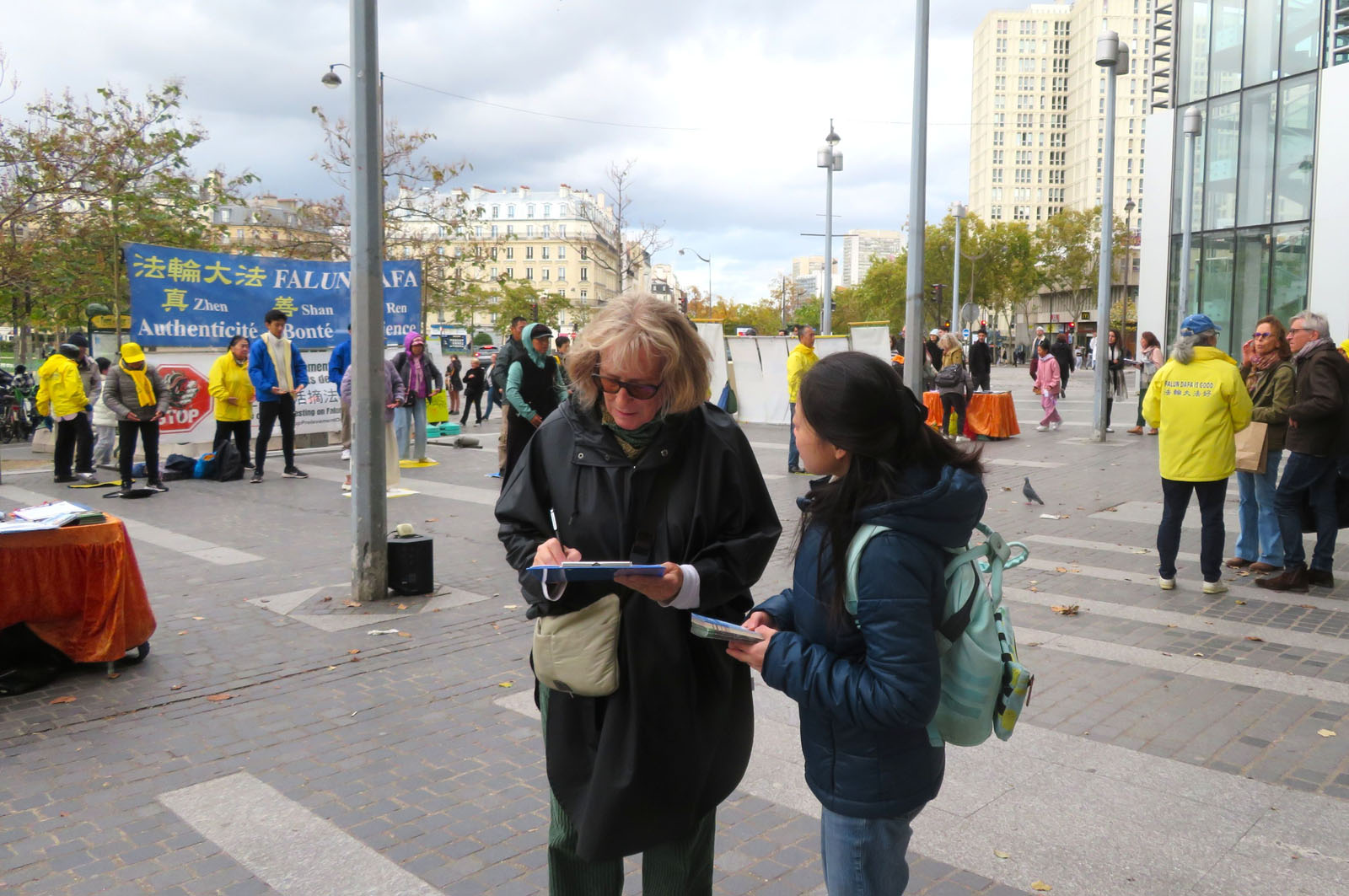 图1~10:二零二五年十月二十五日,法轮功学员在法国巴黎的意大利广场举行了讲真相和征签活动。