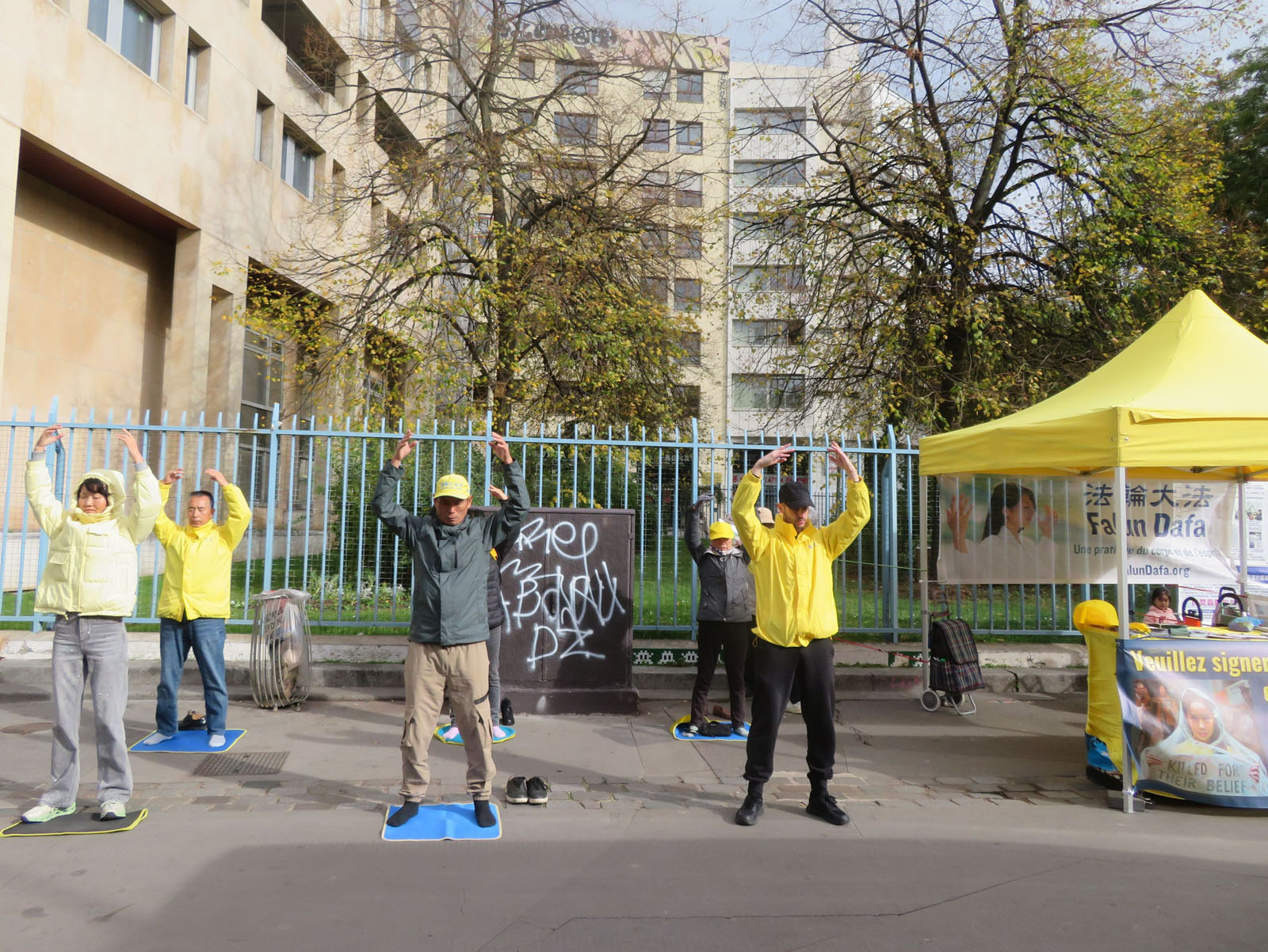 图11~12:十月二十八日,法轮功学员美丽城进行了讲真相和征签活动。
