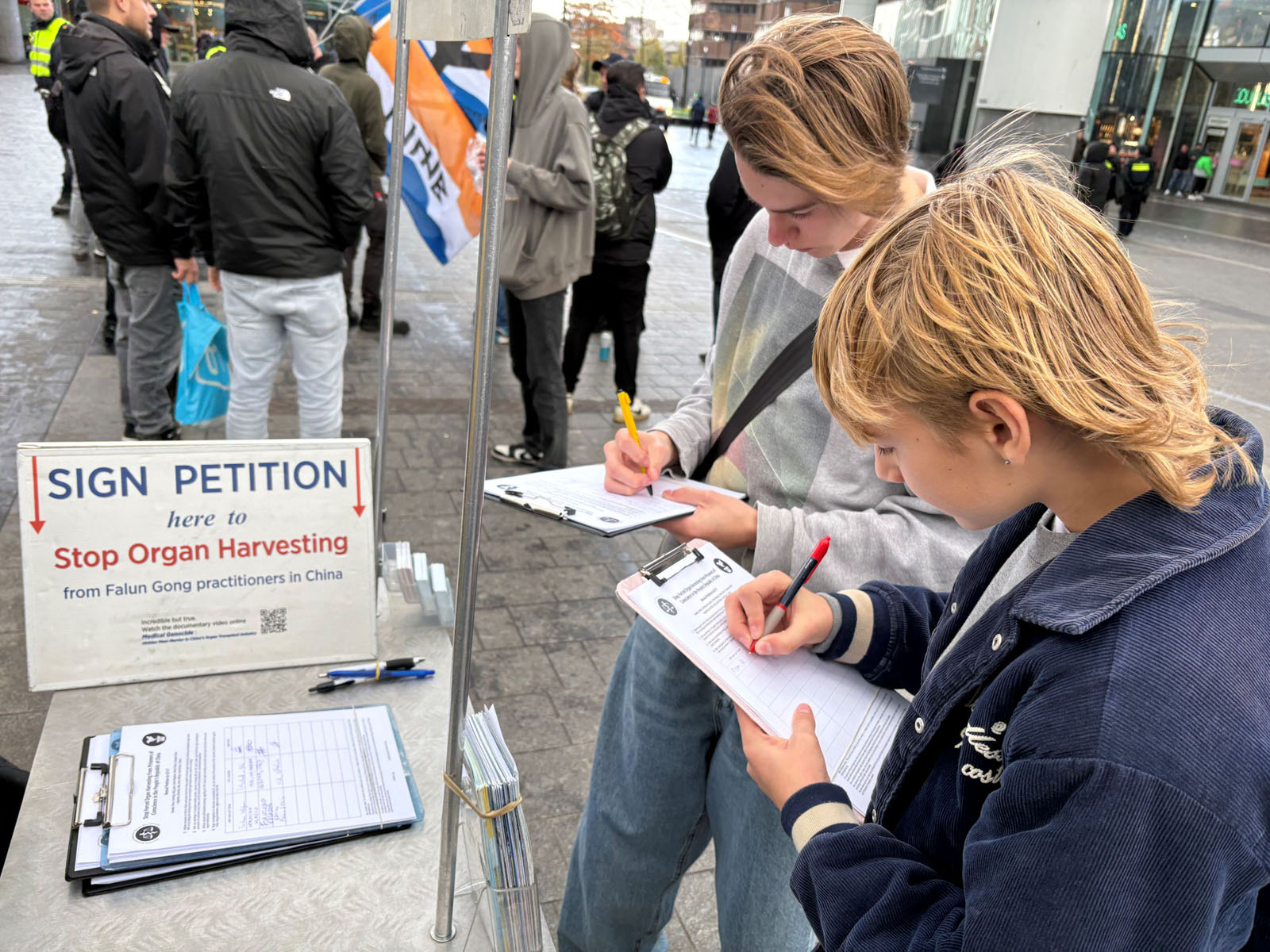 图10:乌得勒支居民庞·赖克特(左)和西姆·范·福尔特霍伊曾在请愿书上签名。