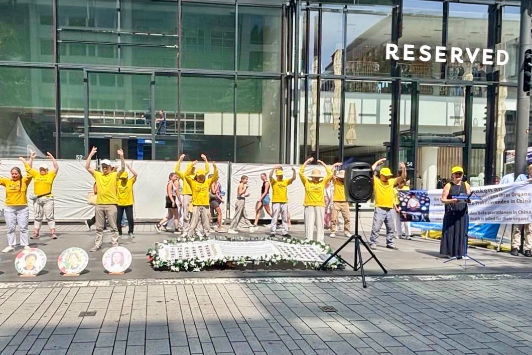 图1~3:二零二五年七月十九日,德国北威州法轮功学员在首府杜塞尔多夫(Düsseldorf)举行反迫害26年集会,悼念被中共迫害致死的大陆同修。法轮功学员展示功法,传递真相。
