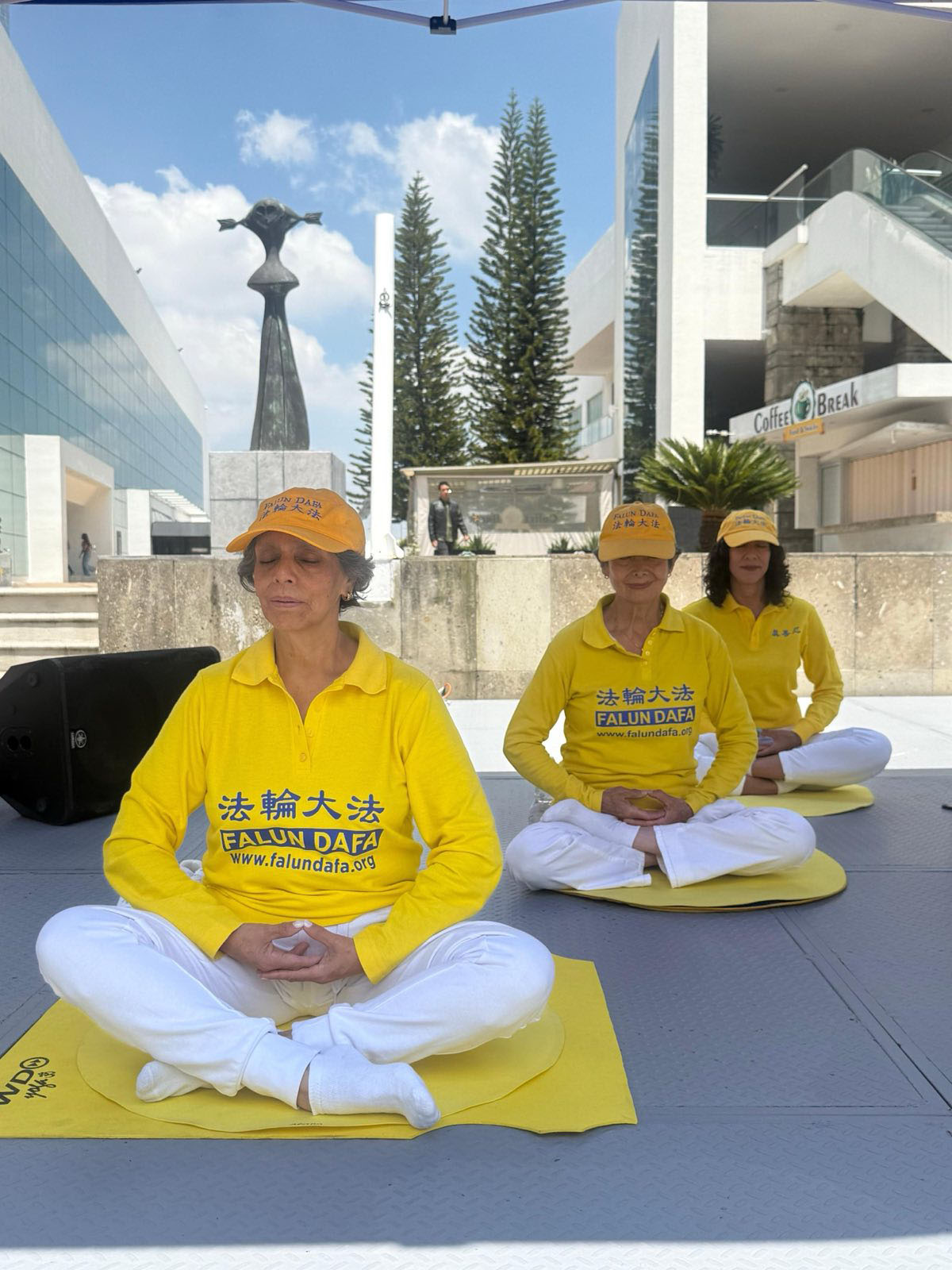 图7~8:二零二五年九月六日,法轮功学员来到普埃布拉自治大学文化中心,与社区民众分享法轮大法