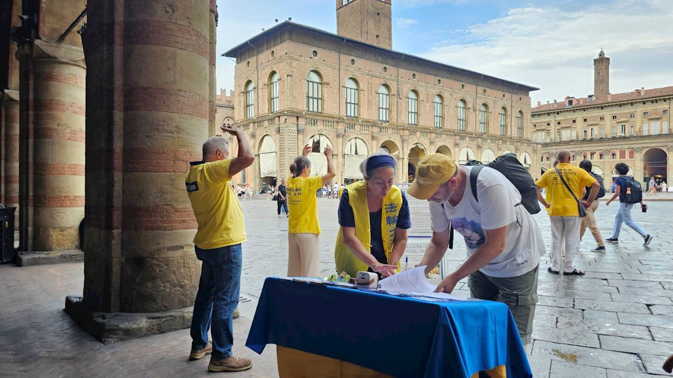 '图4~5:博洛尼亚民众在了解法轮功真相后,纷纷在征集反迫害名单上签名'