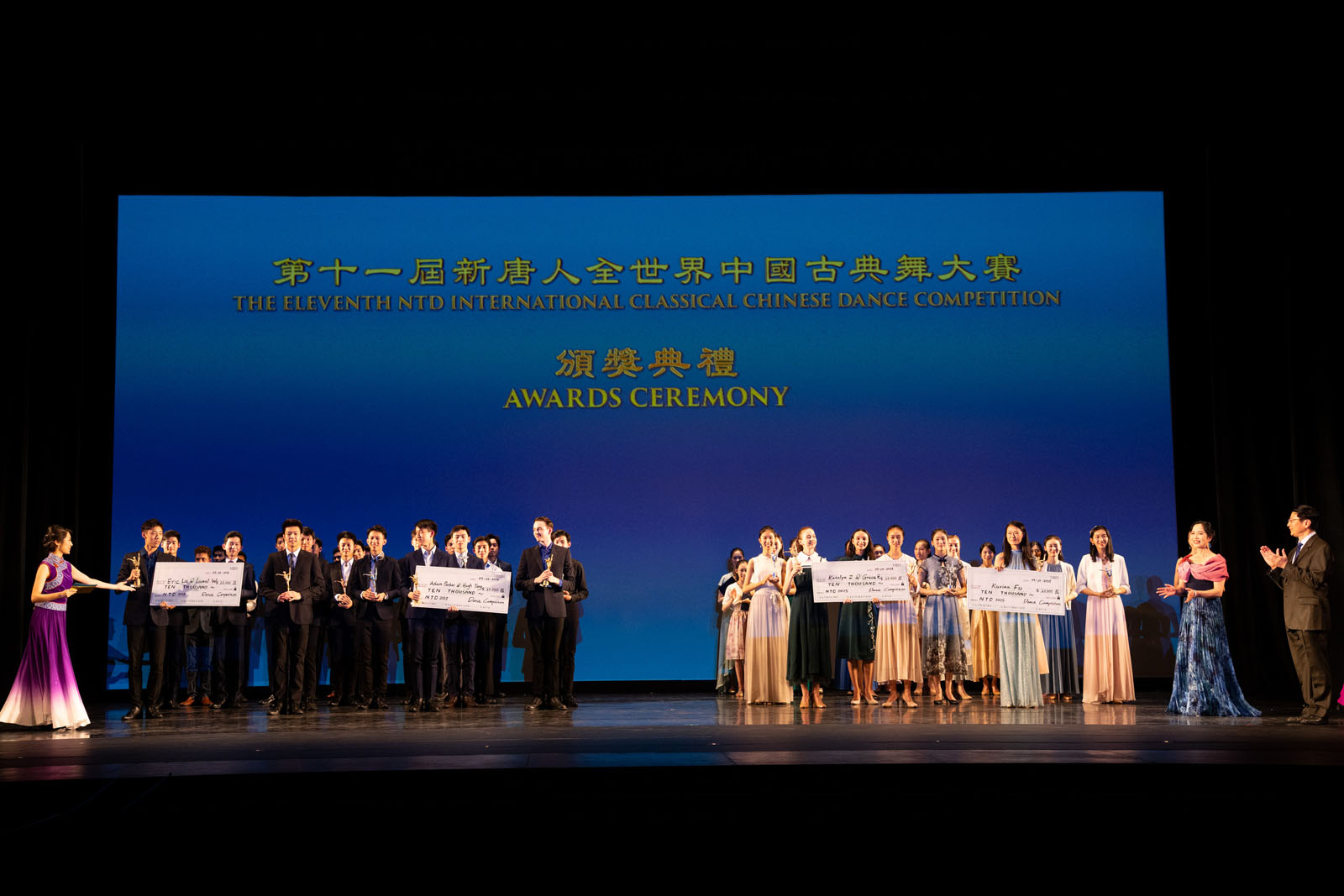 图1:九月十四日,第十一届新唐人全世界中国古典舞大赛最后决出7个金奖、10个银奖、11个铜奖和23个优秀奖。图为获奖选手们一起合影。