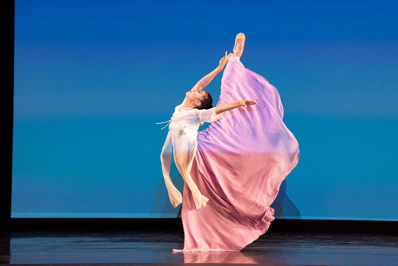 图4:九月十四日,第十一届新唐人全世界中国古典舞大赛决赛在美国纽约州Sugar Loaf表演艺术中心举行。图为青年女子组金奖获得者付百合表演舞蹈《1948》