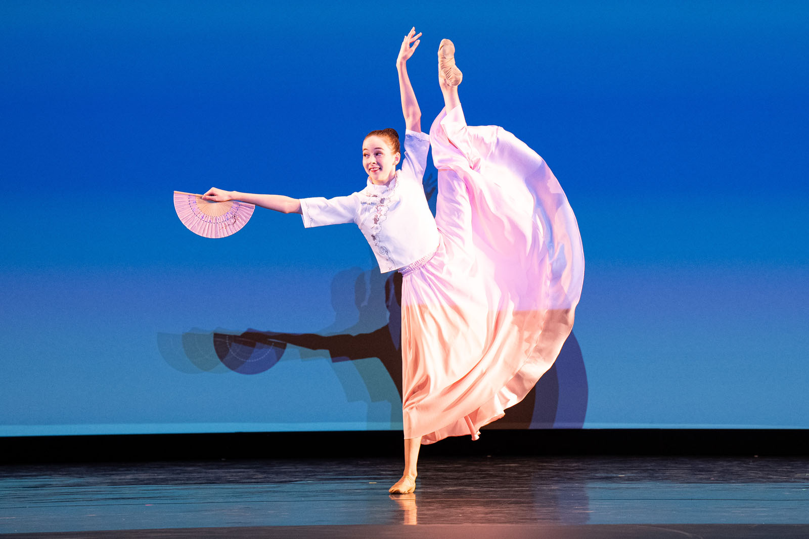 图5:九月十四日,第十一届新唐人全世界中国古典舞大赛决赛在美国纽约州Sugar Loaf表演艺术中心举行。图为少年女子组金奖获得者李恩慈表演舞蹈《流光倩影》