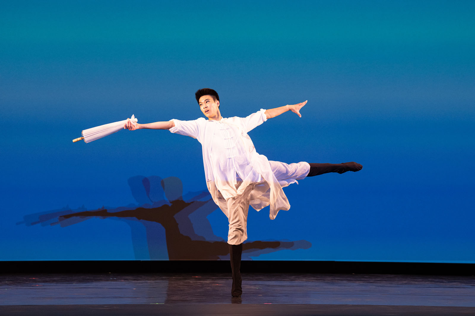 图7:九月十四日,第十一届新唐人全世界中国古典舞大赛决赛在美国纽约州Sugar Loaf表演艺术中心举行。图为青年男子组金奖获得者陆天缘表演舞蹈《独舞雨声》