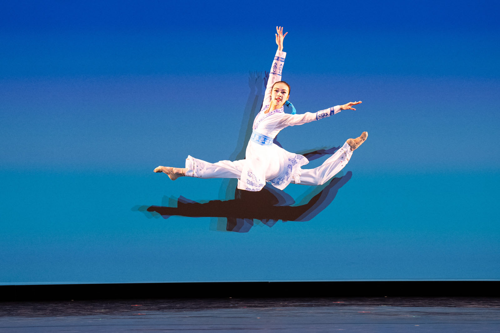 图8:第十一届新唐人全世界中国古典舞大赛决赛在美国纽约州Sugar Loaf表演艺术中心举行。图为少年女子组金奖获得者郑舒馨表演舞蹈《寄梦玄烛》