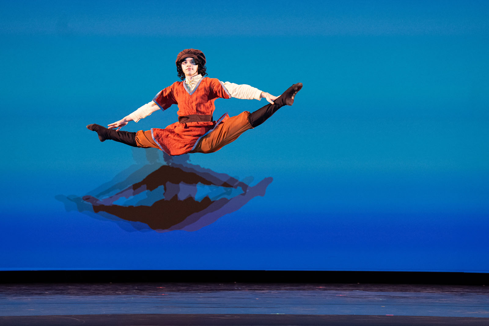 图9:2025年9月14日,第十一届新唐人全世界中国古典舞大赛决赛在美国纽约州Sugar Loaf表演艺术中心举行。图为少年男子组金奖获得者白凯旋表演舞蹈《马可波罗游记》。