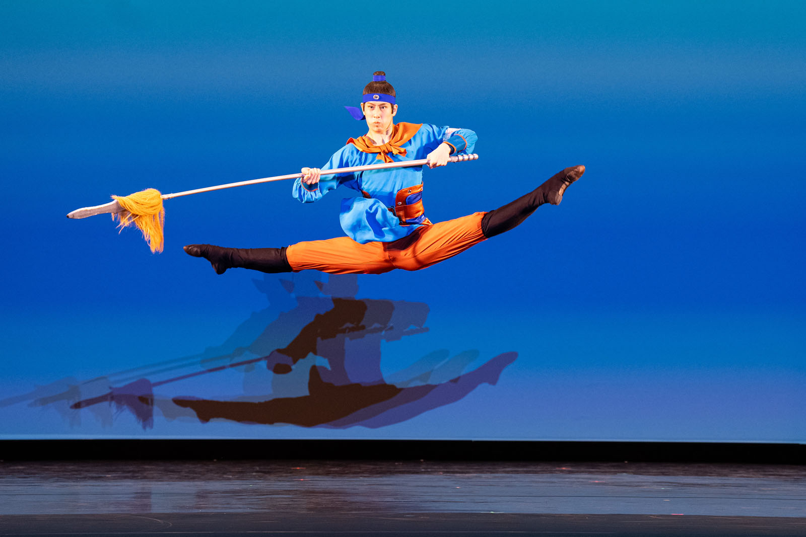 图10:2025年9月14日,第十一届新唐人全世界中国古典舞大赛决赛在美国纽约州Sugar Loaf表演艺术中心举行。图为少年男子组金奖获得者杨宇轩表演舞蹈《雁门关》。