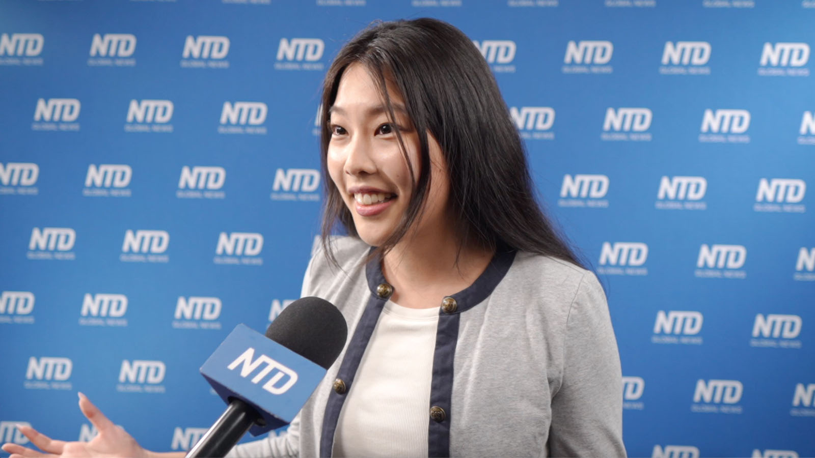 图11:九月十四日,第十一届新唐人“全世界中国古典舞大赛”在美国纽约州Sugar Loaf表演艺术中心举行决赛,并进行了电视、网路线上直播。图为辛西亚观看大赛决赛后接受采访。(新唐人电视台)